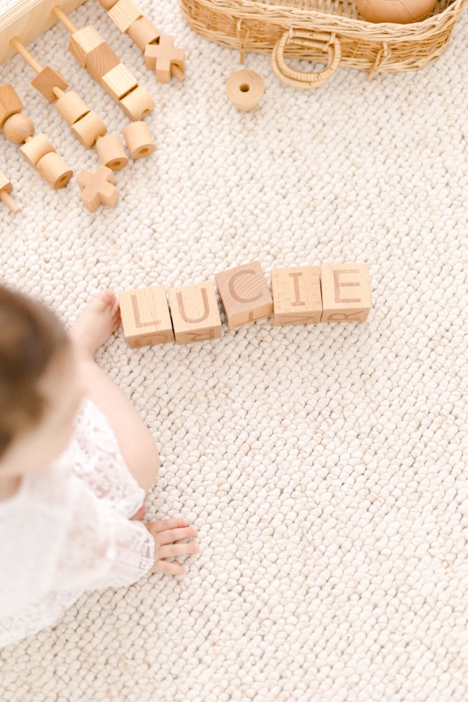 enfant jouer jouet bonheur beige